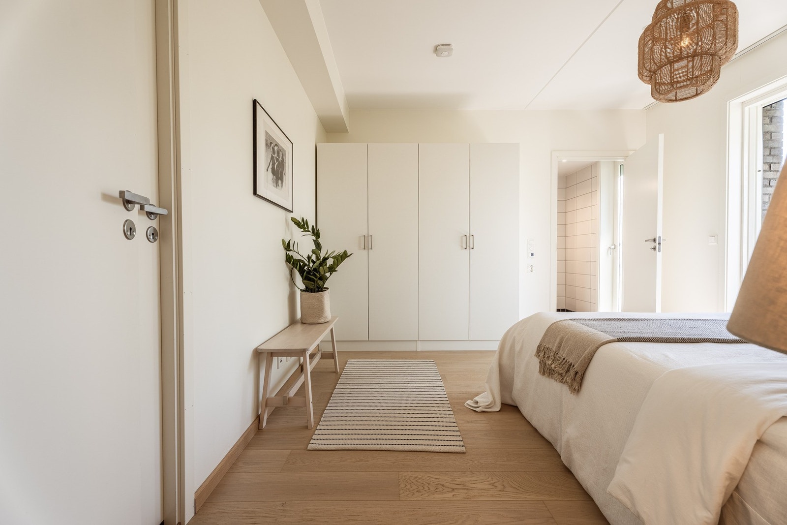 Hovedsoverommet er en rolig og lys retreat. Galleribilde