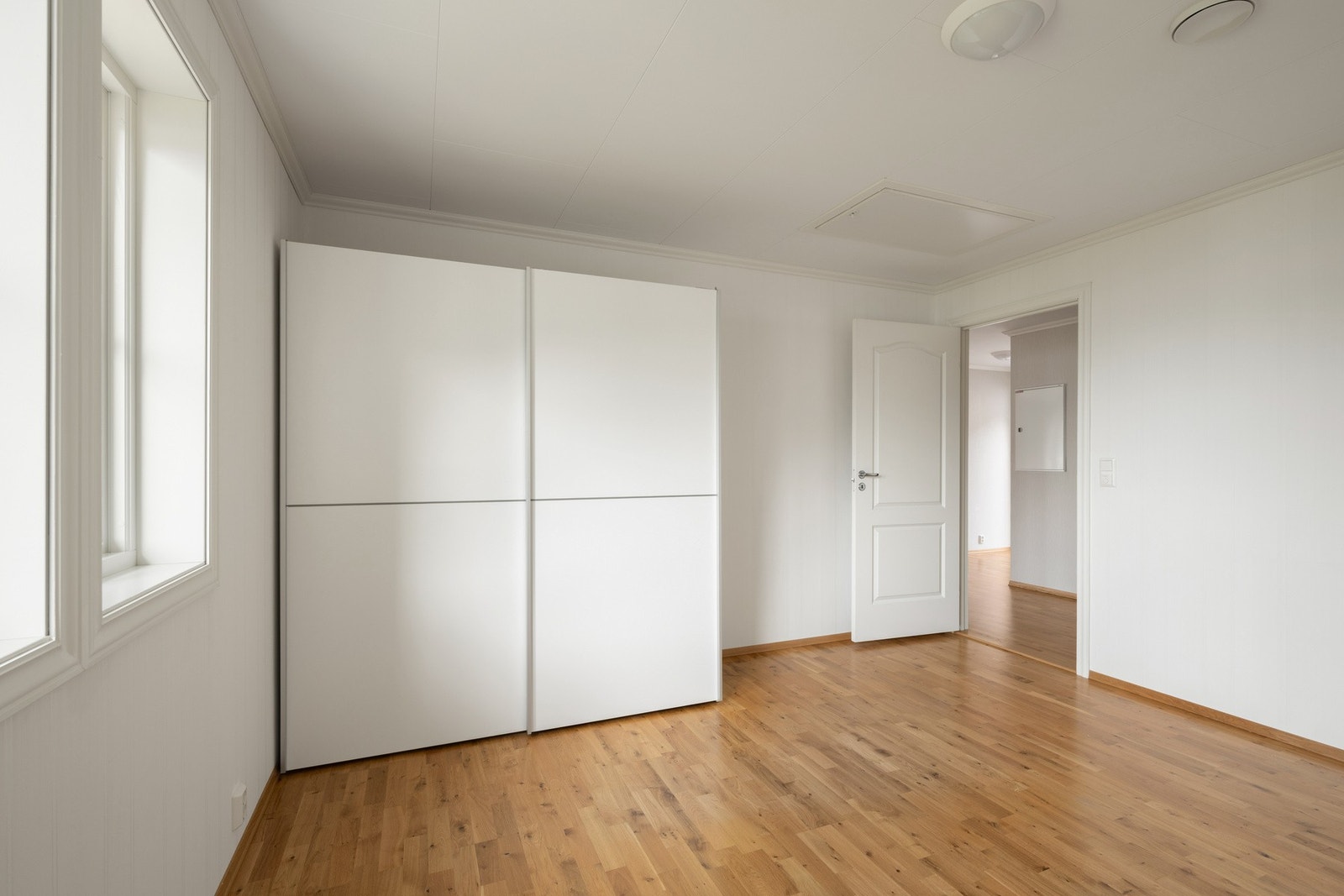 Lyst og romslig soverom. Galleribilde