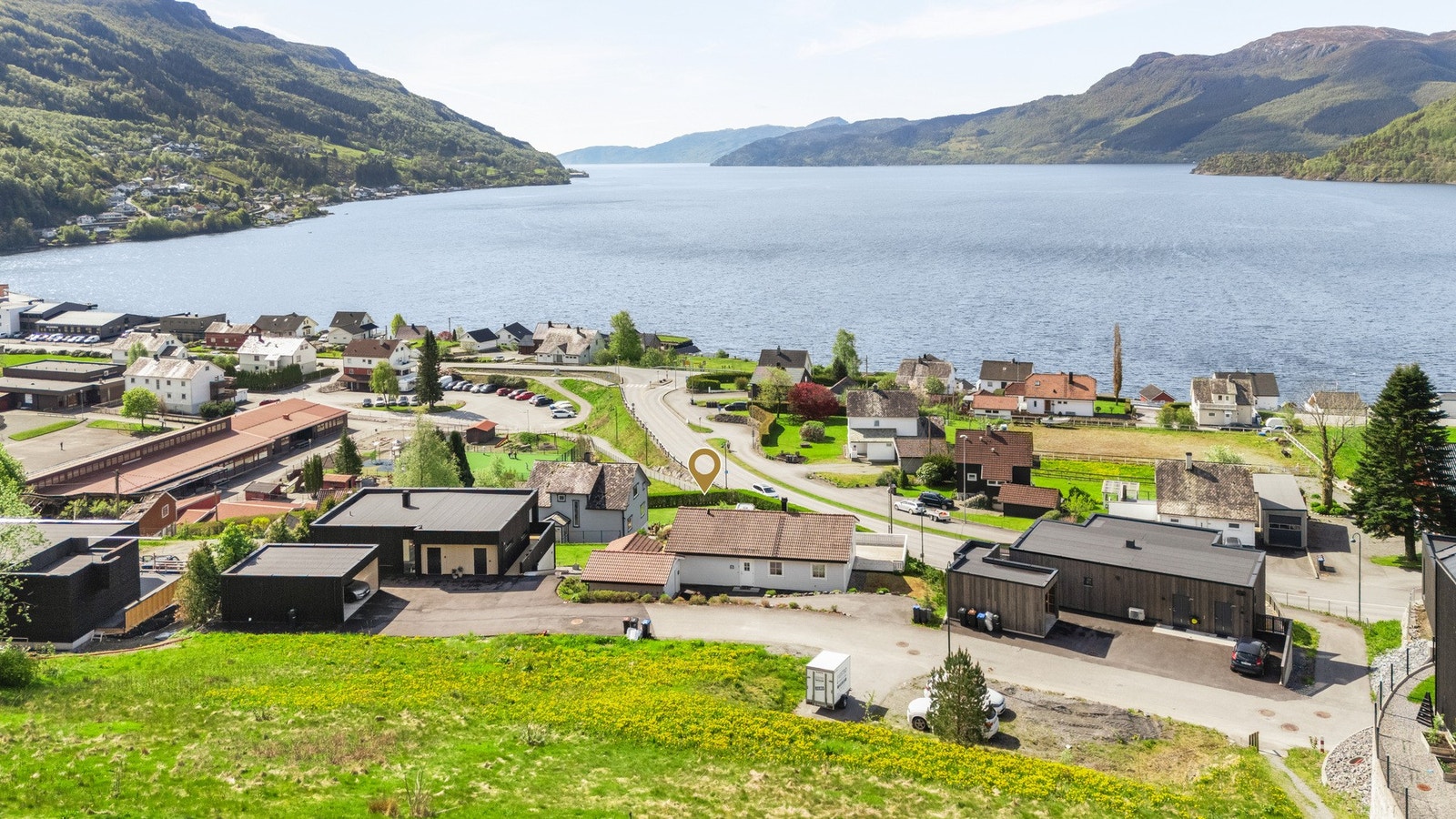 Boligen ligger fint til nær enden av en rolig gate, høyt i terrenget med fantastisk utsikt mot fjorden, sjøen og de majestetiske fjelltoppene. Galleribilde