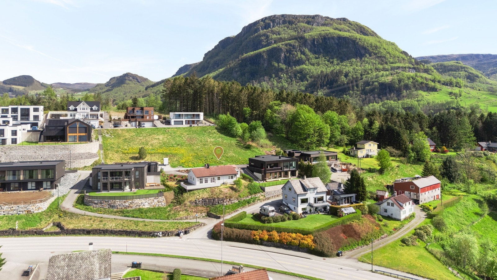 er bor du fredelig og solrikt, med et trivelig bomiljø og nærhet til både natur og flotte turmuligheter. Galleribilde