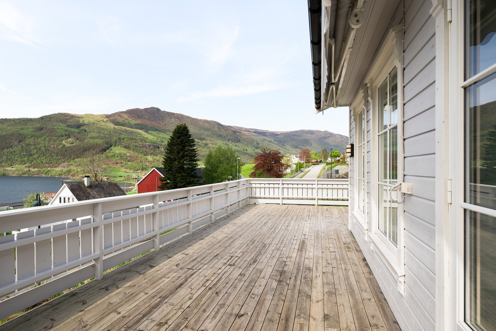 Stor og solrik terrasse for sene sommerkvelder! Galleribilde