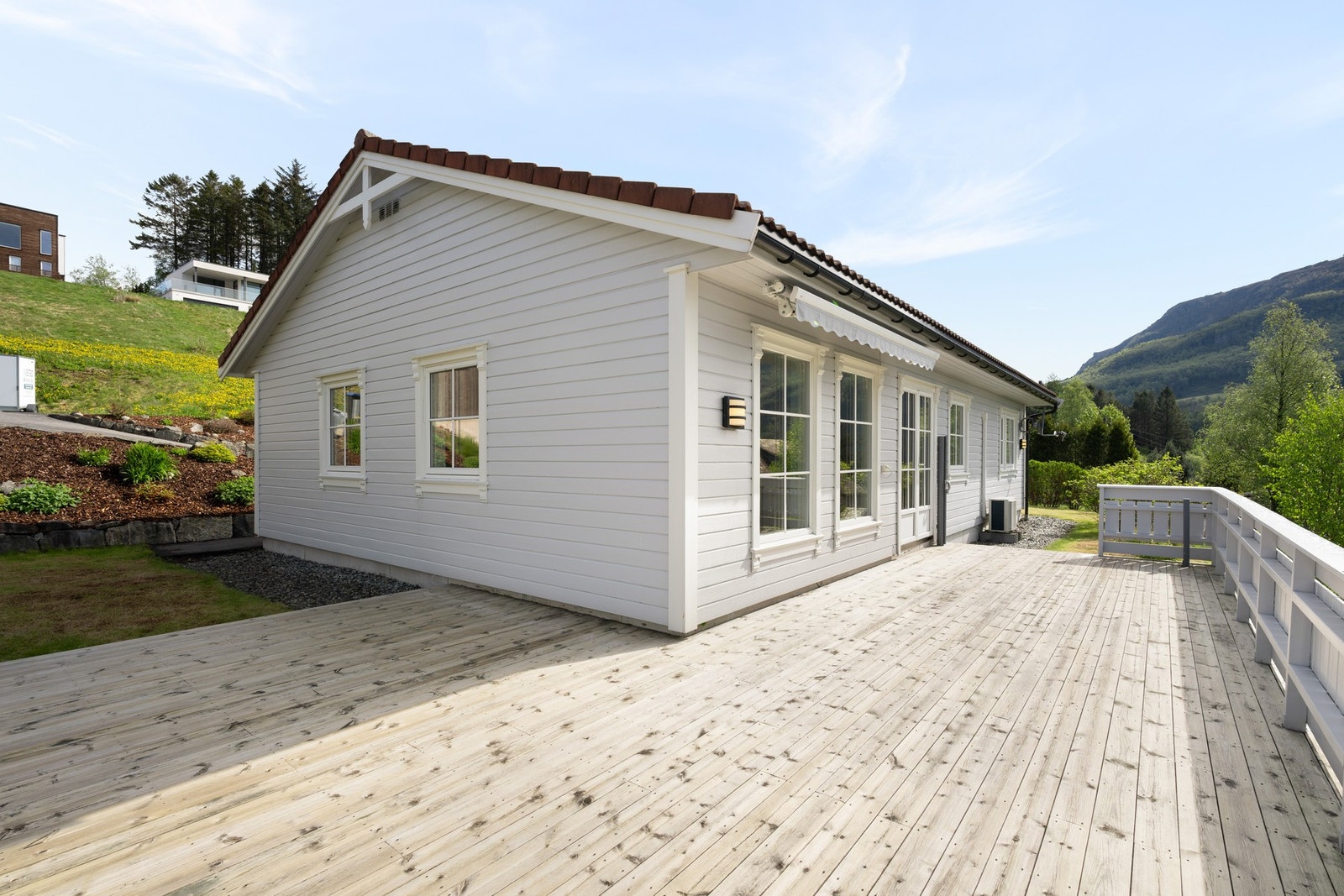 Lys og romslig terrasse med flott utsikt over nærliggende natur og landskap. Galleribilde
