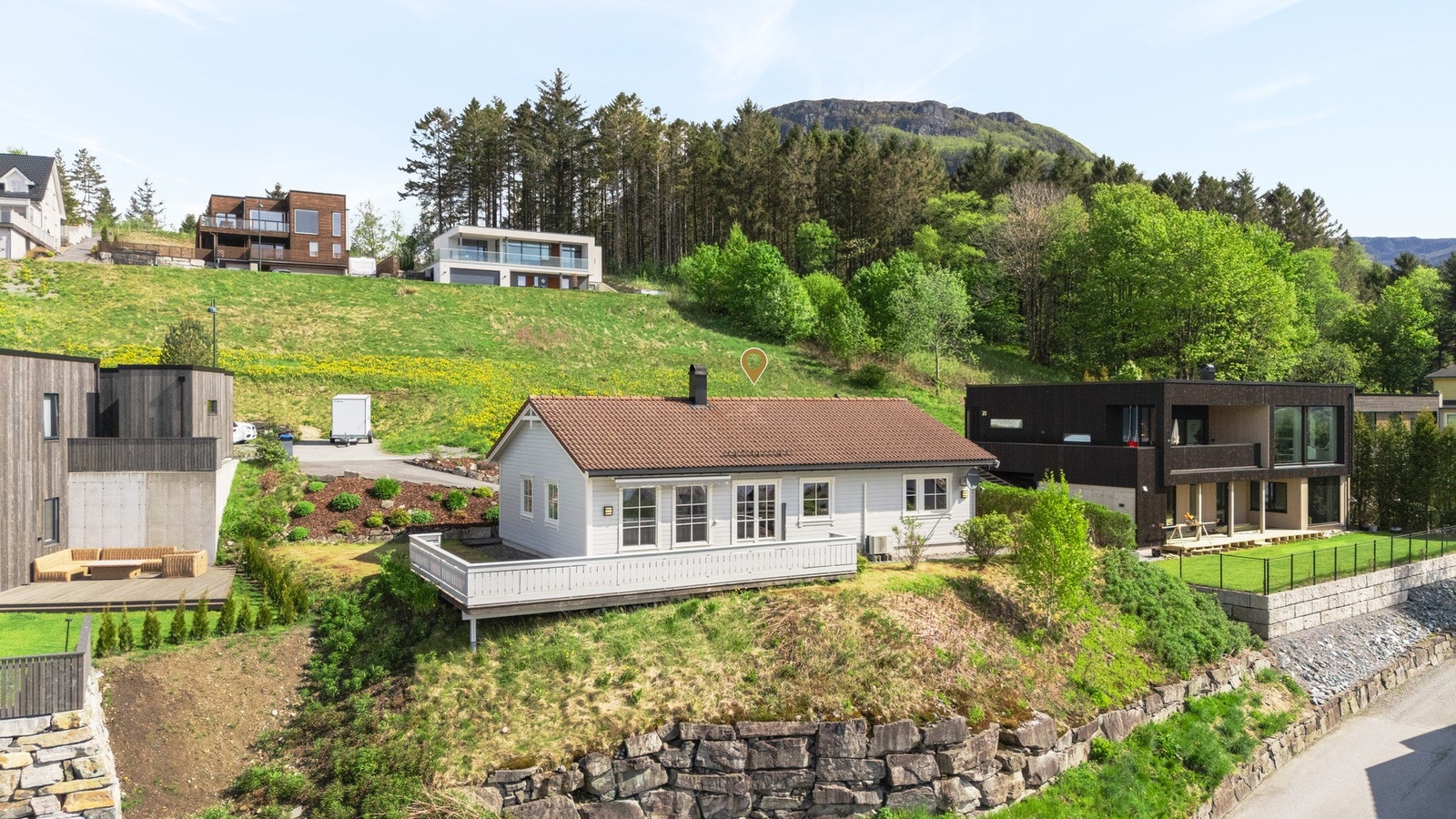 Boligen har attraktiv beliggenhet på Balahaugen i Sandeid. Galleribilde