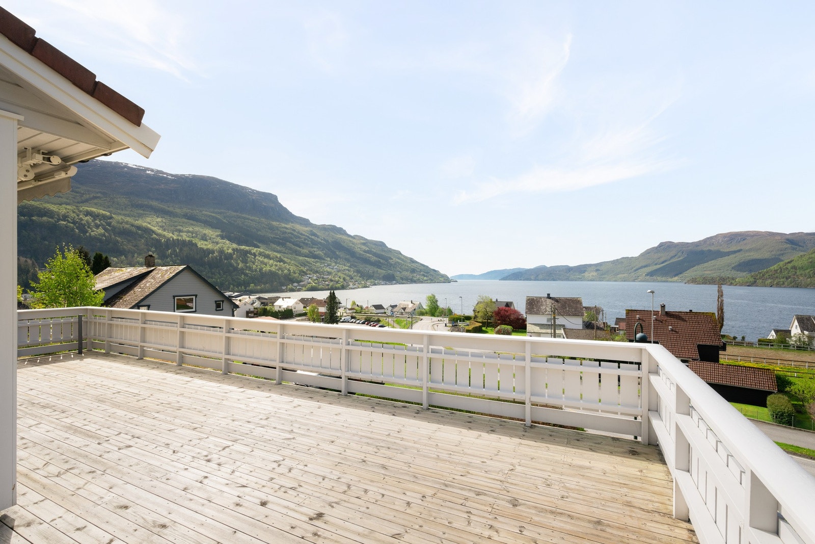 Stor terrasse med fantastisk utsikt over fjorden og omkringliggende fjell. Galleribilde