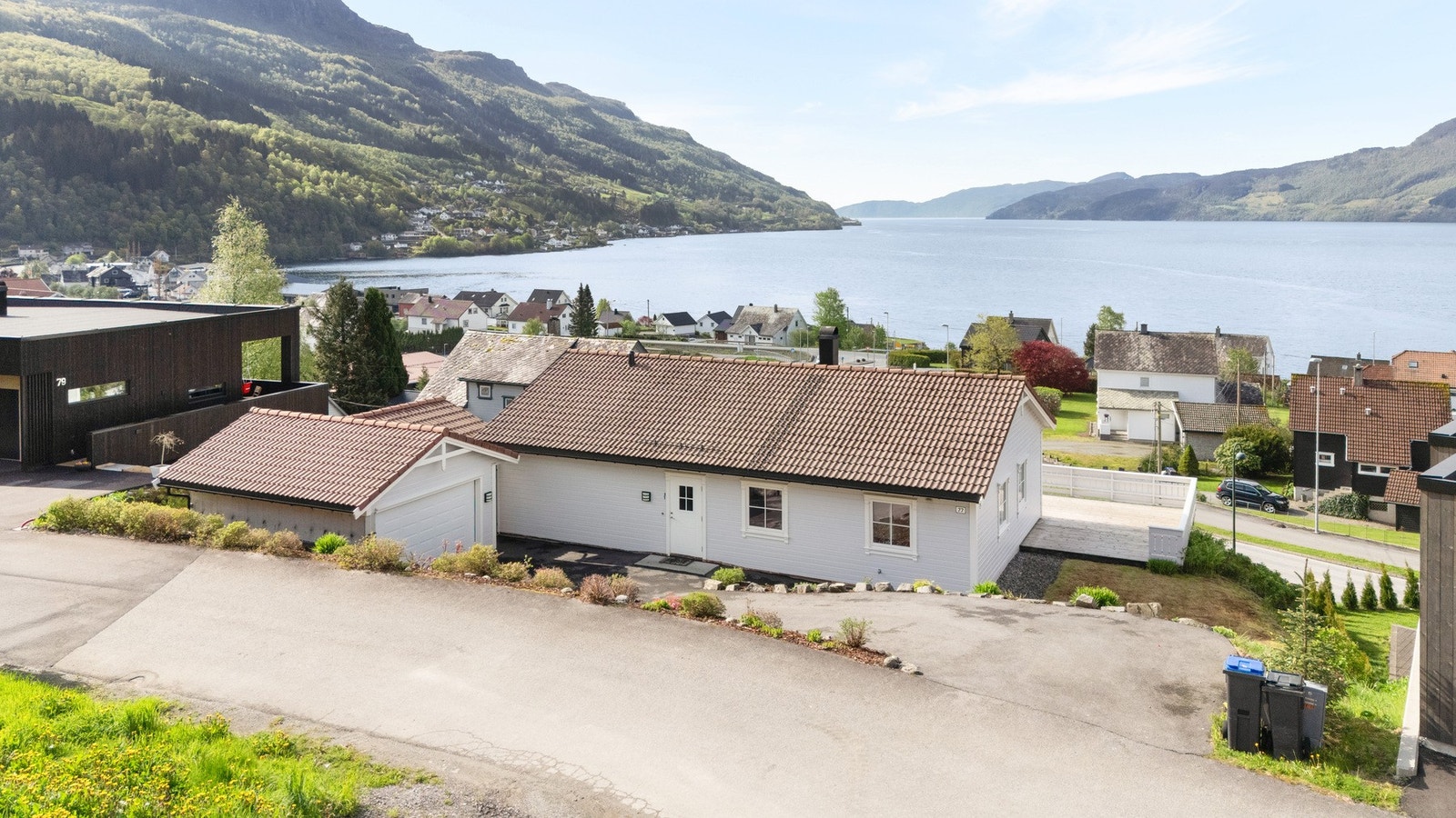 Velholdt enebolig med flott utsikt over fjord og fjell, beliggende i et rolig nabolag. Galleribilde