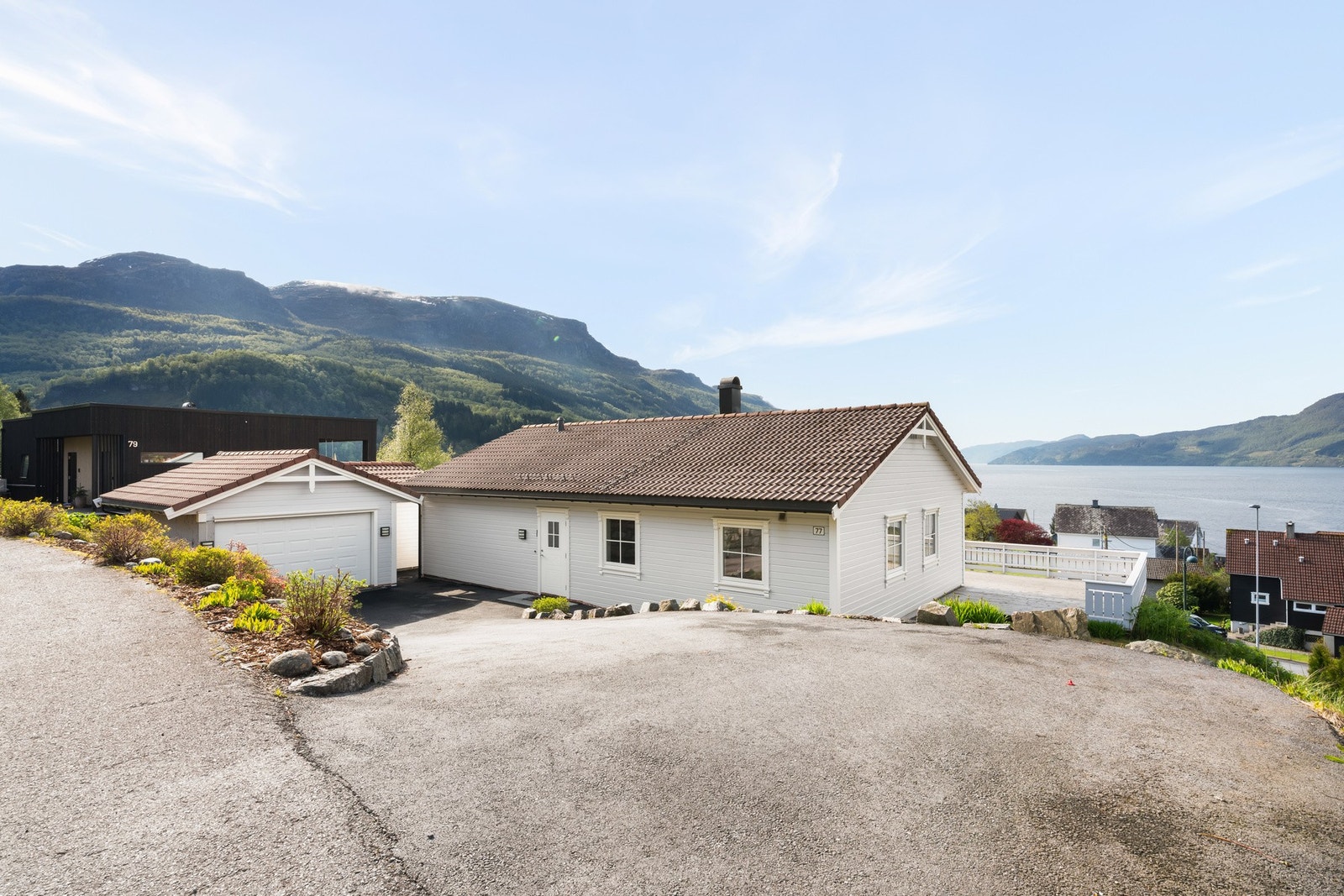 Boligen ligger høyt i terrenget og har flott utsikt over fjord og fjell. Galleribilde