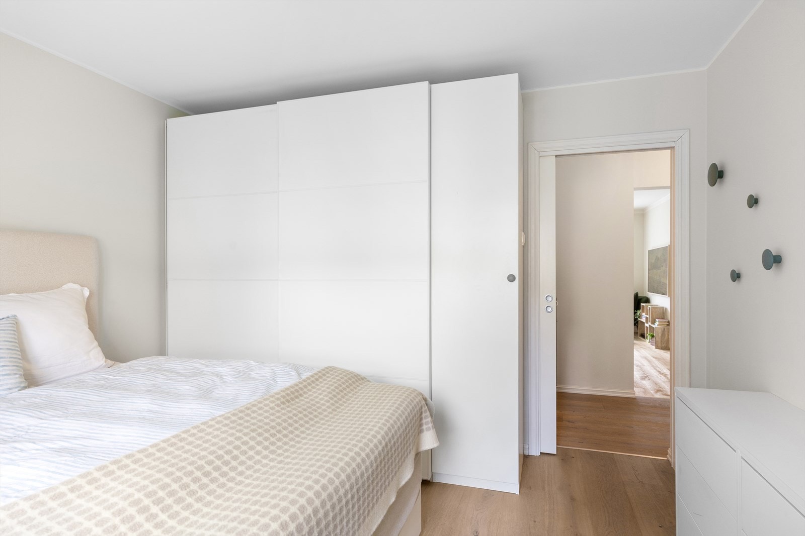 Rommet har også rikelig med oppbevaringsplass i en romslig skyvedørsgarderobe. Galleribilde