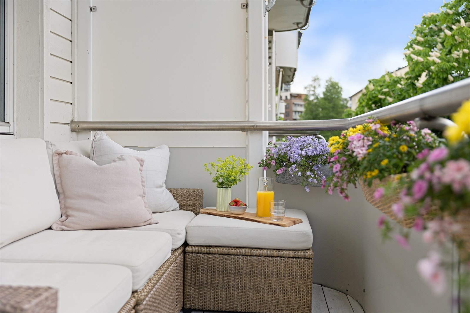 I vår- og sommerhalvåret blir balkongen en naturlig forlengelse av stuen, perfekt for hyggelige stunder med familie og venner. Galleribilde