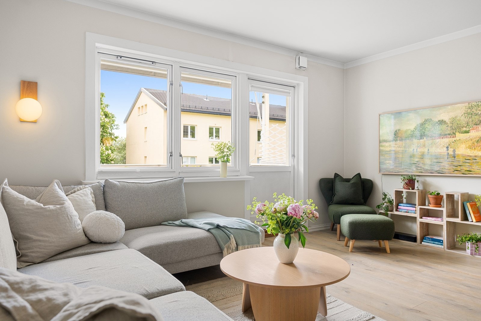 Stuen er lys og luftig med store vindusflater som sørger for rikelig med innslipp av naturlig lys. Galleribilde
