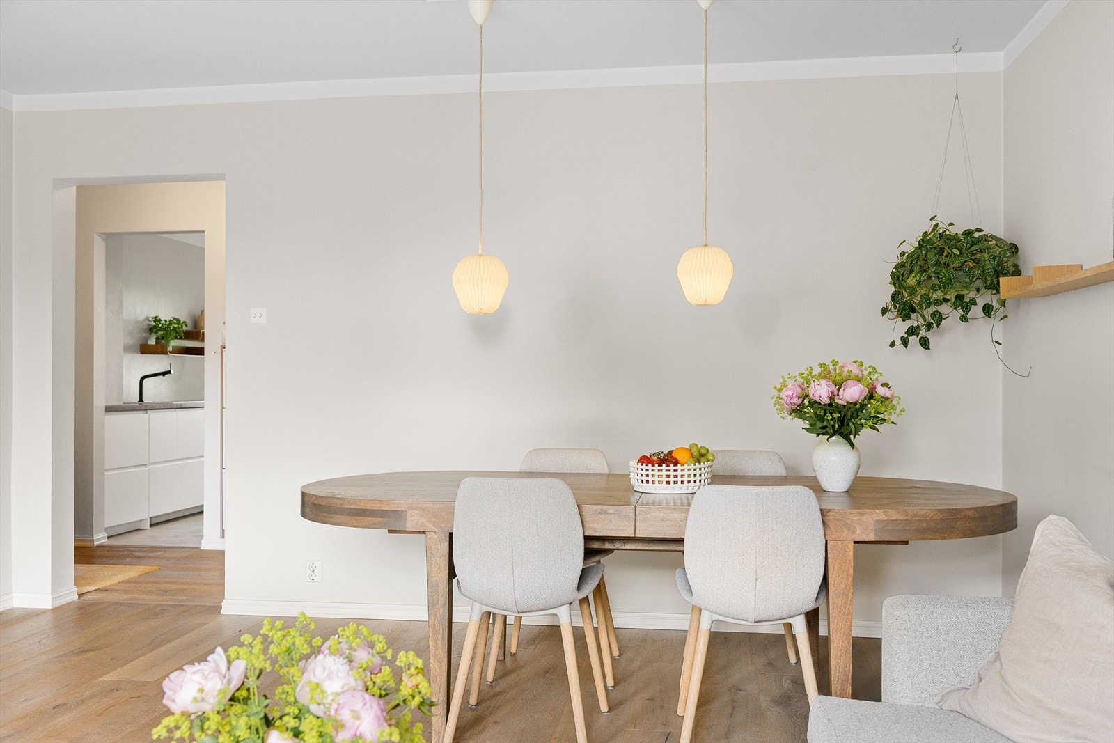 Det er god plass til et romslig spisebord, noe som legger til rette for hyggelige middager og sosiale sammenkomster med familie og venner. Galleribilde