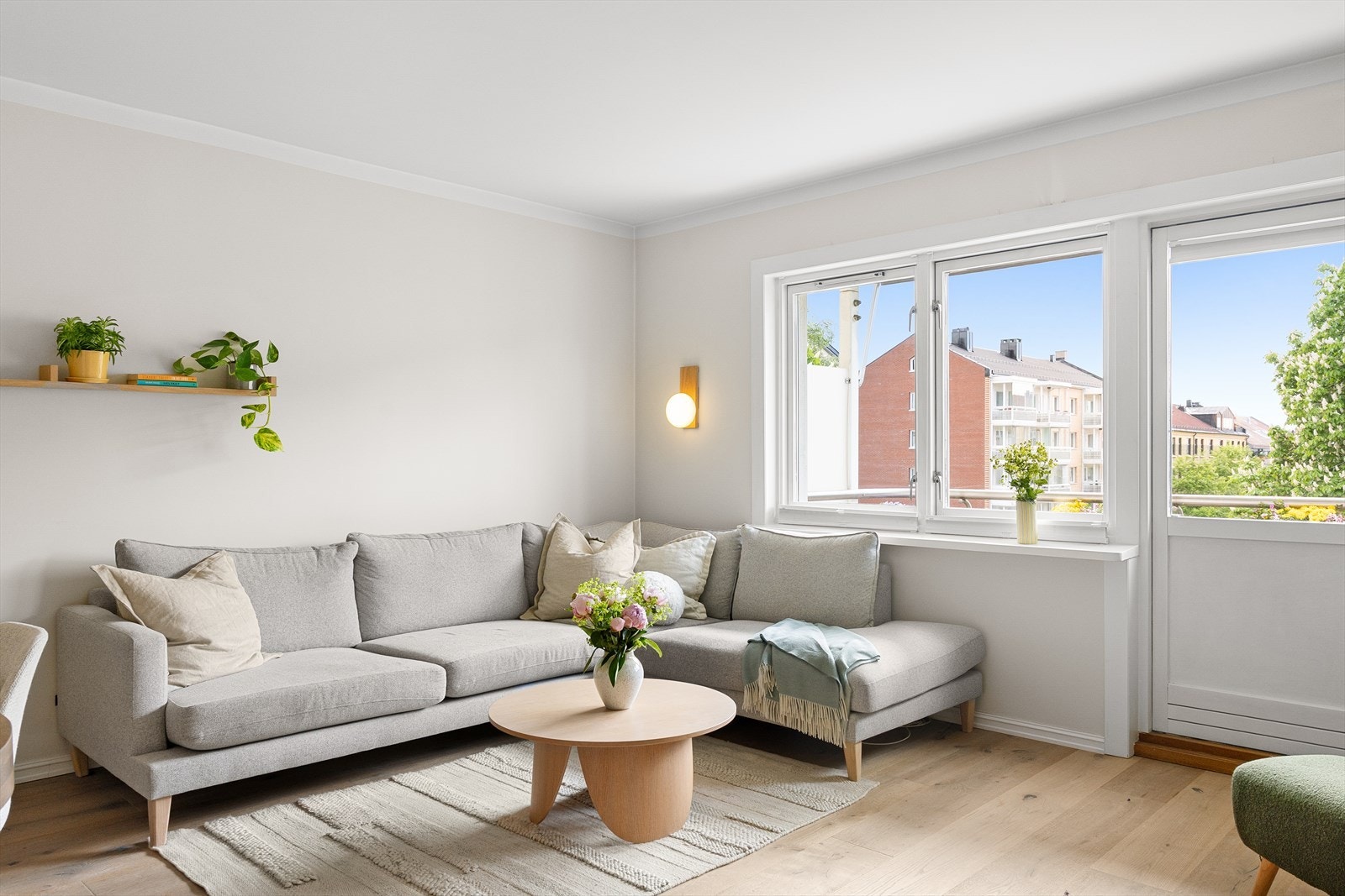 Leiligheten ble oppusset i 2020 med blant annet nytt 1-stavs parkettgulv og nymalte overflater, noe som gir boligen et moderne og velholdt uttrykk. Galleribilde