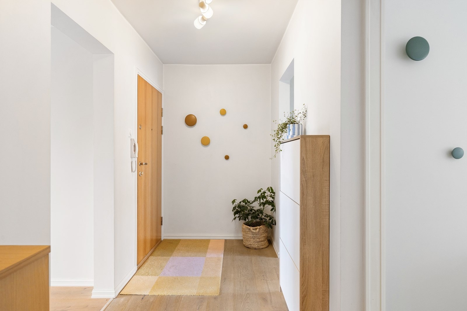 Velkommen inn! Leiligheten har en innbydende entré som skaper et umiddelbart godt førsteinntrykk. Galleribilde