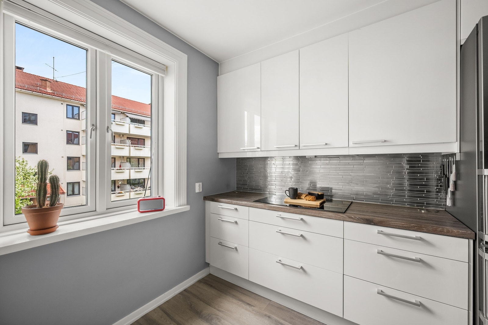 Store kjøkkenvinduer som slipper inn rikelig med dagslys. Galleribilde