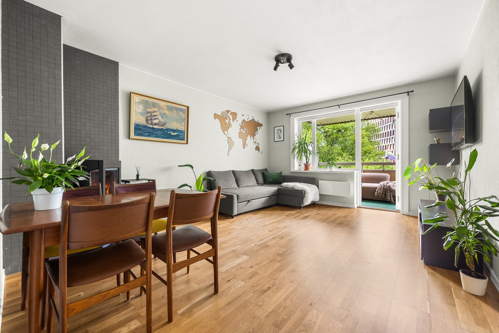 Romslig stue med peisovn og utgang til vestvendt balkong.
Foto: Martine Eren Jacobsen Galleribilde