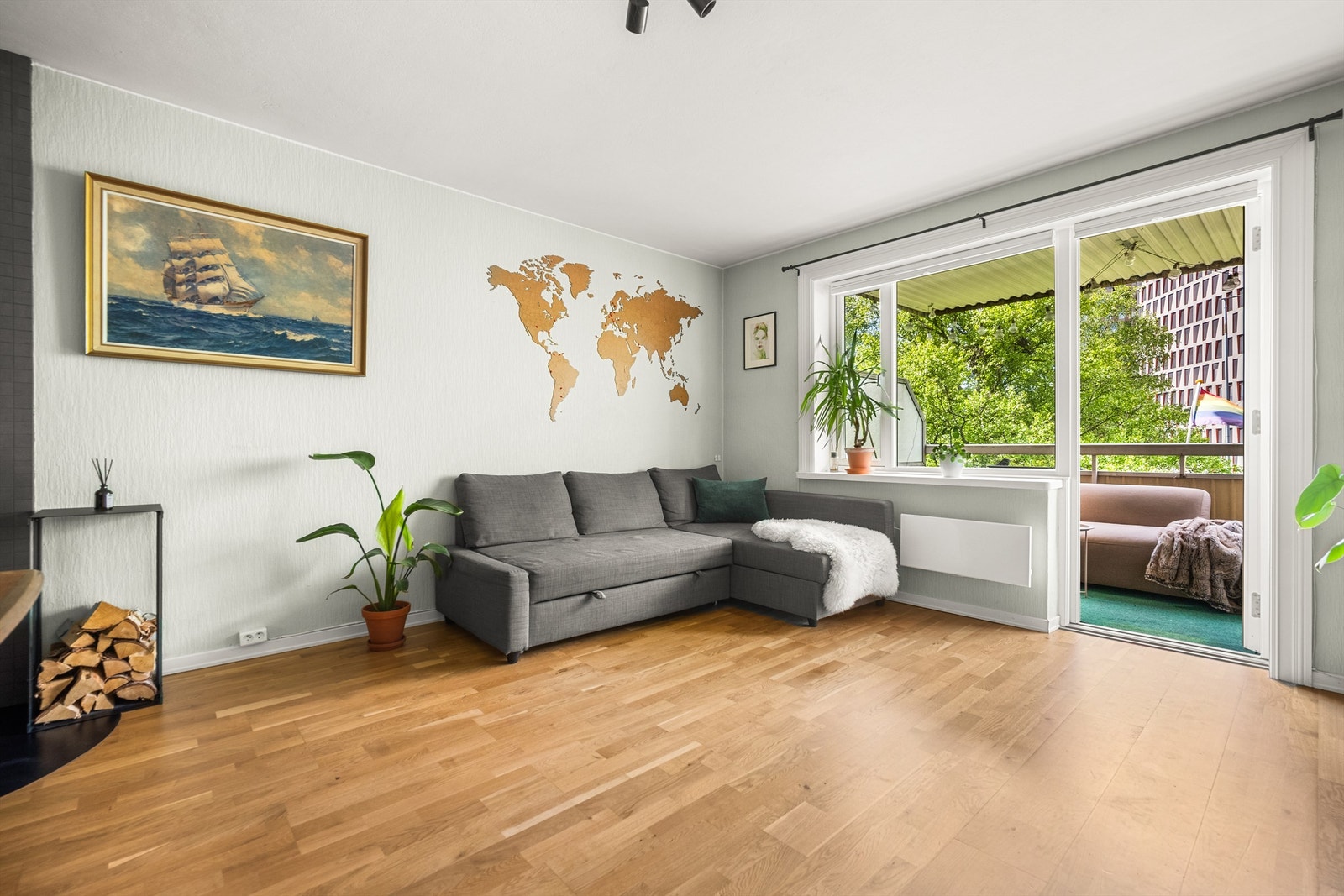 Stuen har parkettgulv og store vindusflater som gir godt med naturlig lys. Galleribilde
