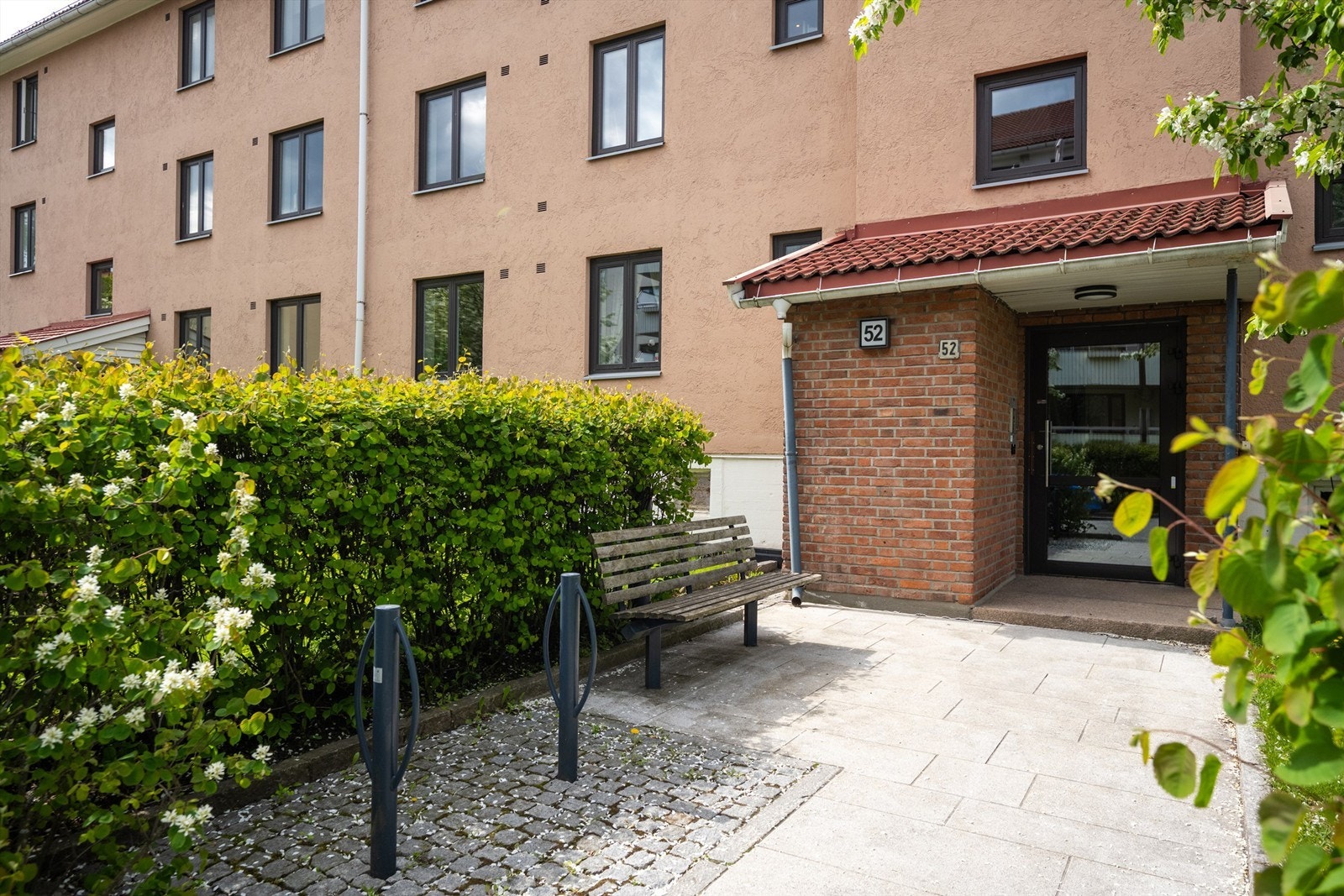 Felles inngangsparti med porttelefon. Adkomst til leiligheten i 2. etasje via trappeoppgang. Galleribilde