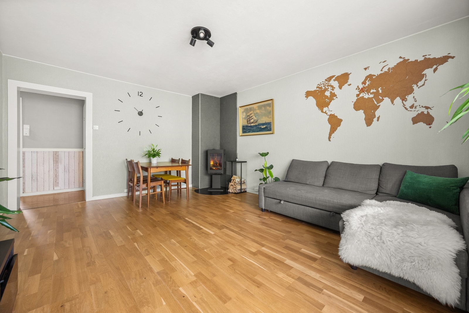Stuen har plass til både sofa- og spisegruppe. Galleribilde