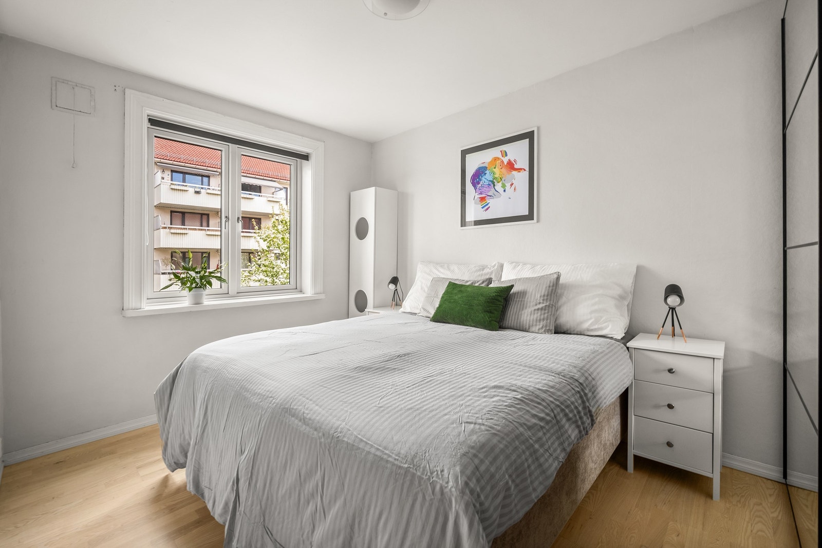 Romslig soverom med plass til dobbeltseng. Galleribilde