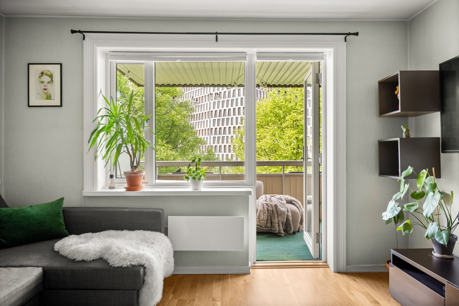 Det er direkte utgang til balkongen fra stuen. Galleribilde