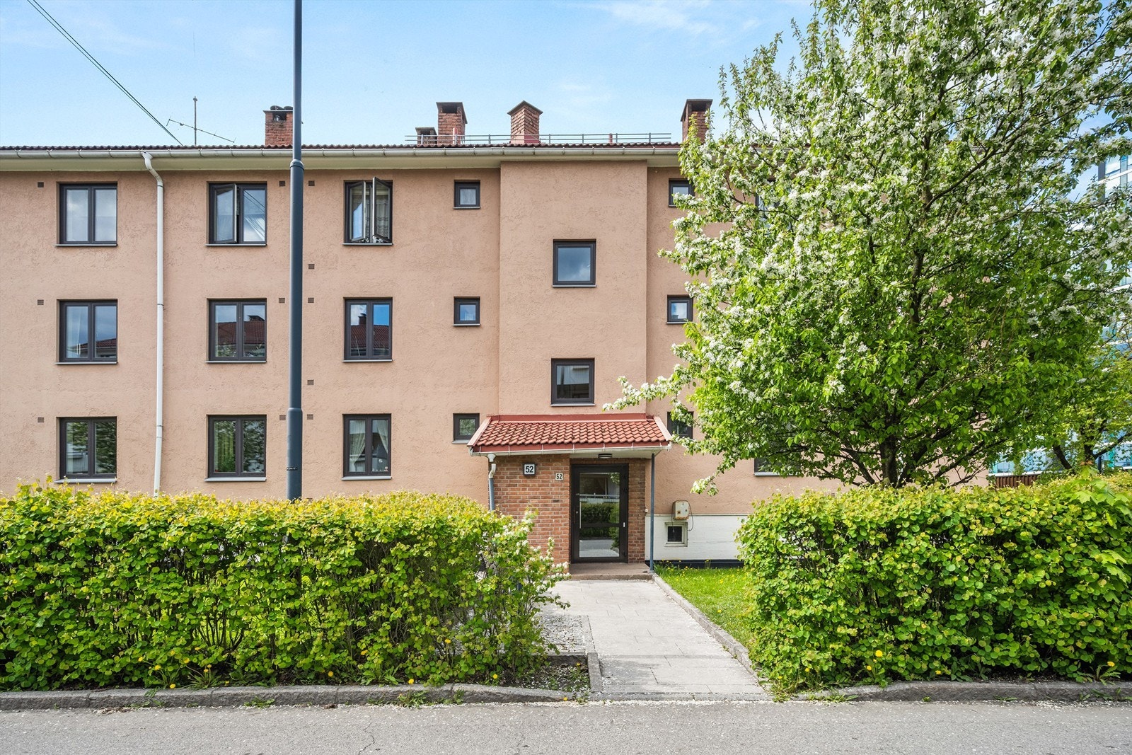 Hyggelig inngangsparti til bygget. Galleribilde