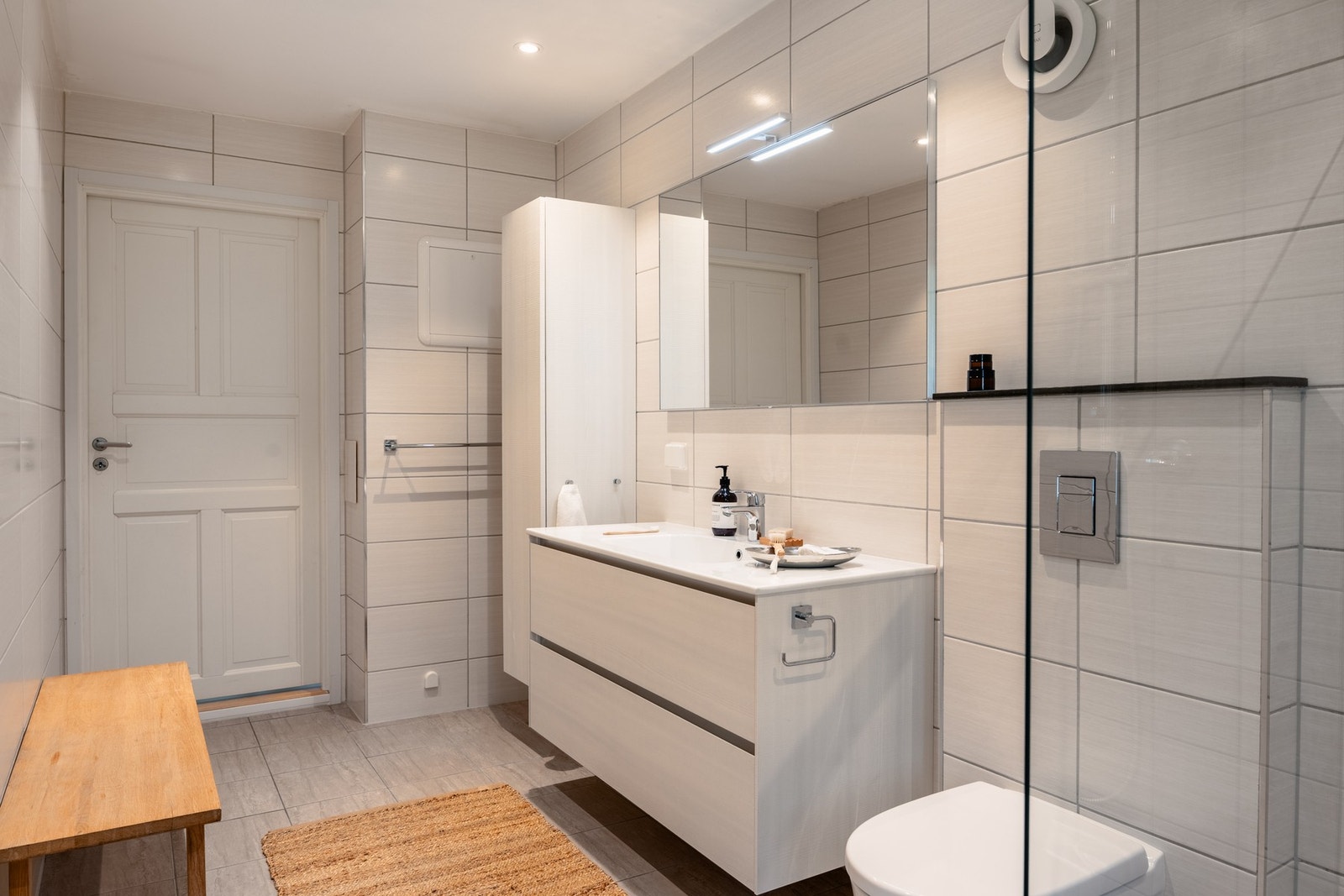 Badet er på 7,9 kvm, og har godt med oppebvaringsplass i innredningen. Galleribilde