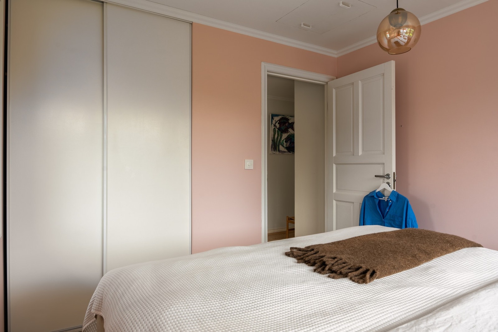Innebygget garderobe og god plass til dobbeltseng. Galleribilde