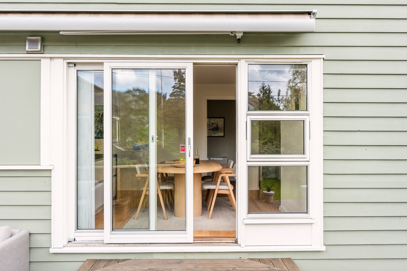 Flott glasskyvedør direkte ut til terrasse og uteområdet. Galleribilde