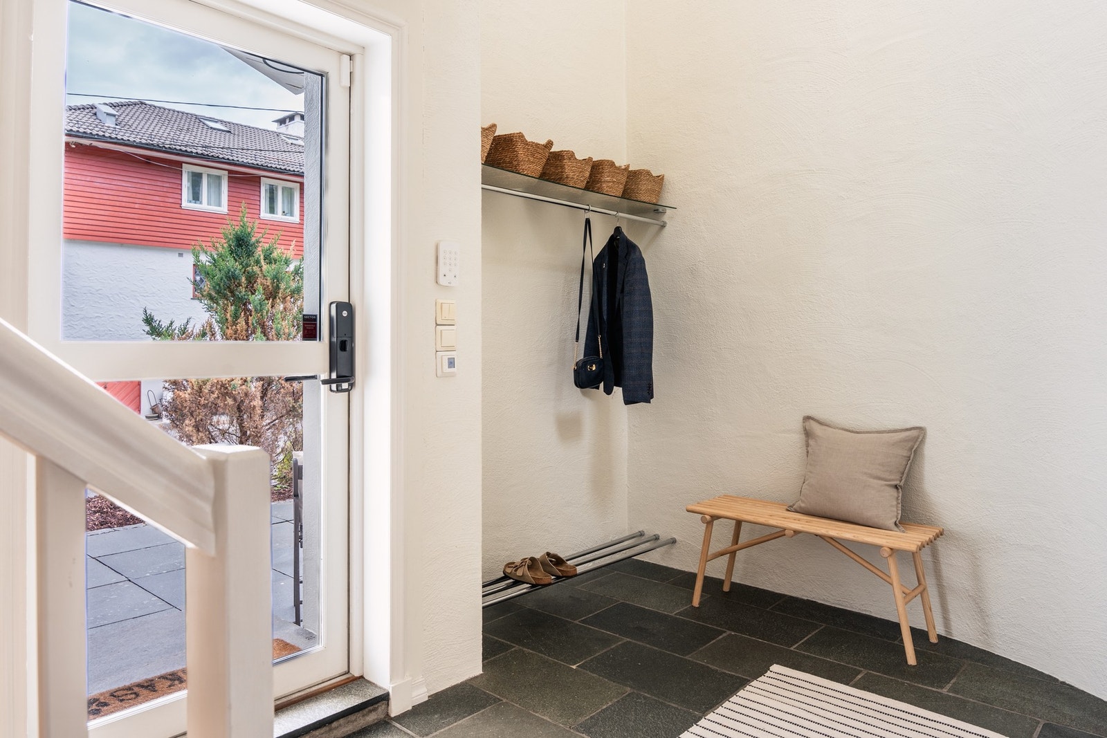 Innbydende og flislagt entré på 7,3 kvm. Galleribilde