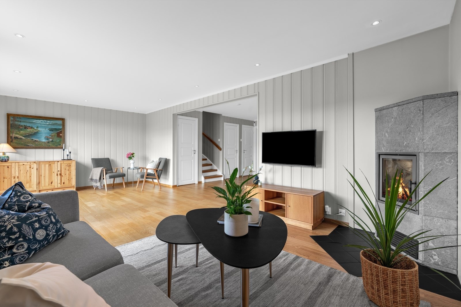 Stuen har en åpen løsning mot spisestuen og god plass til både sofagruppe og spisebord. Galleribilde