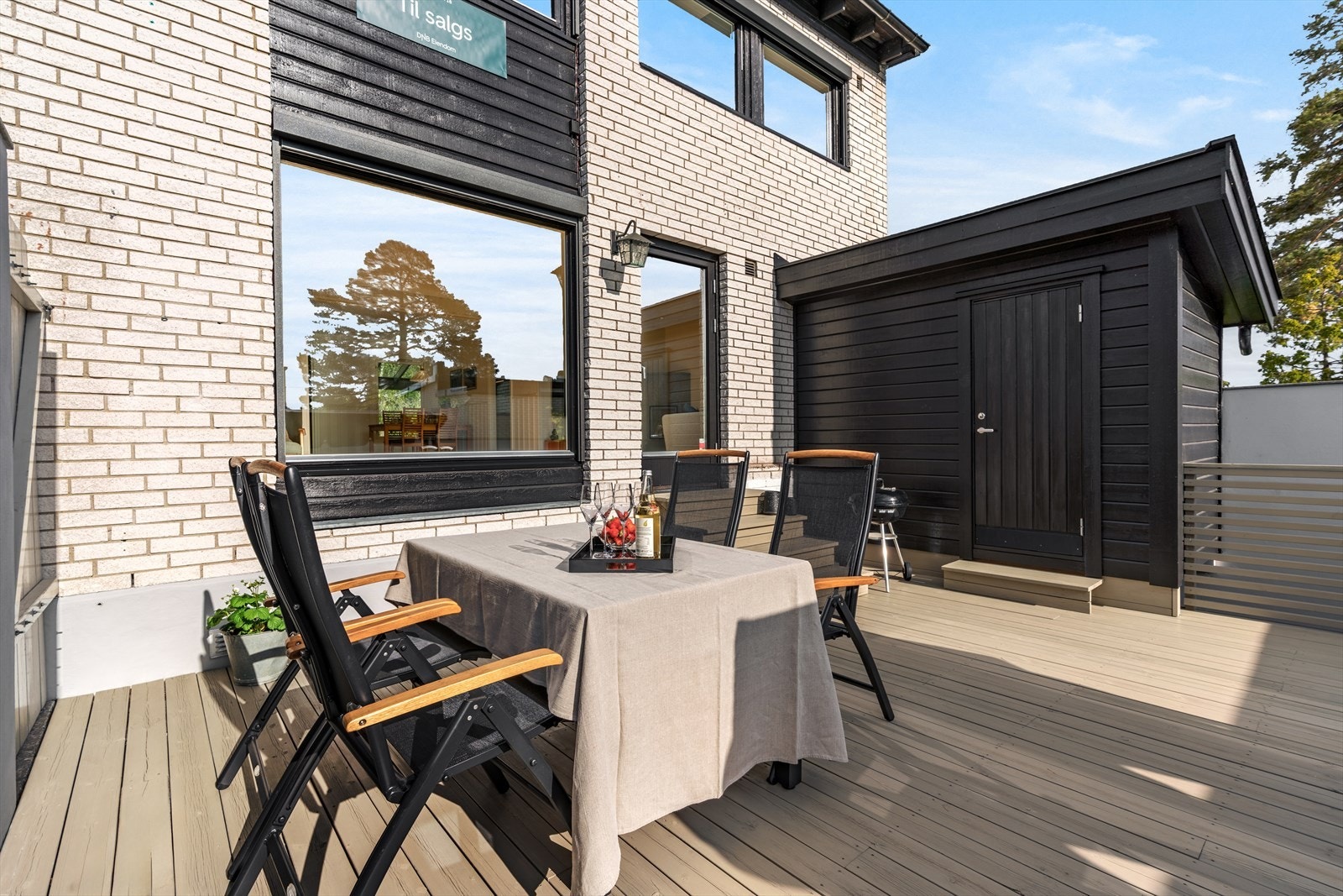 Den romslige terrassen har god plass til både spisebord og en avslappende sittegruppe. Galleribilde