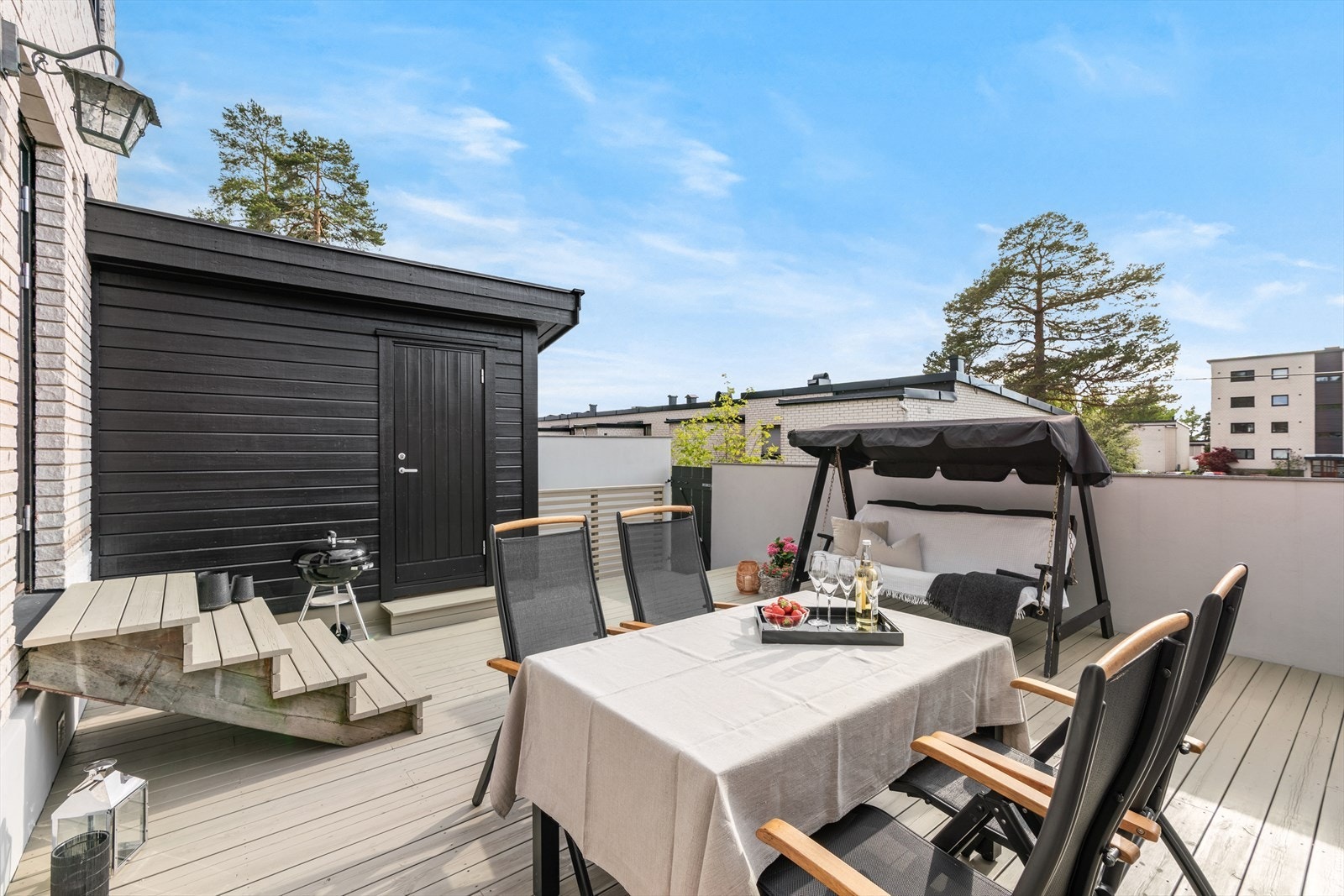 Terrassegulvet ble lagt nytt i 2018. Den praktiske uteboden har innlagt strøm og belysning. Galleribilde
