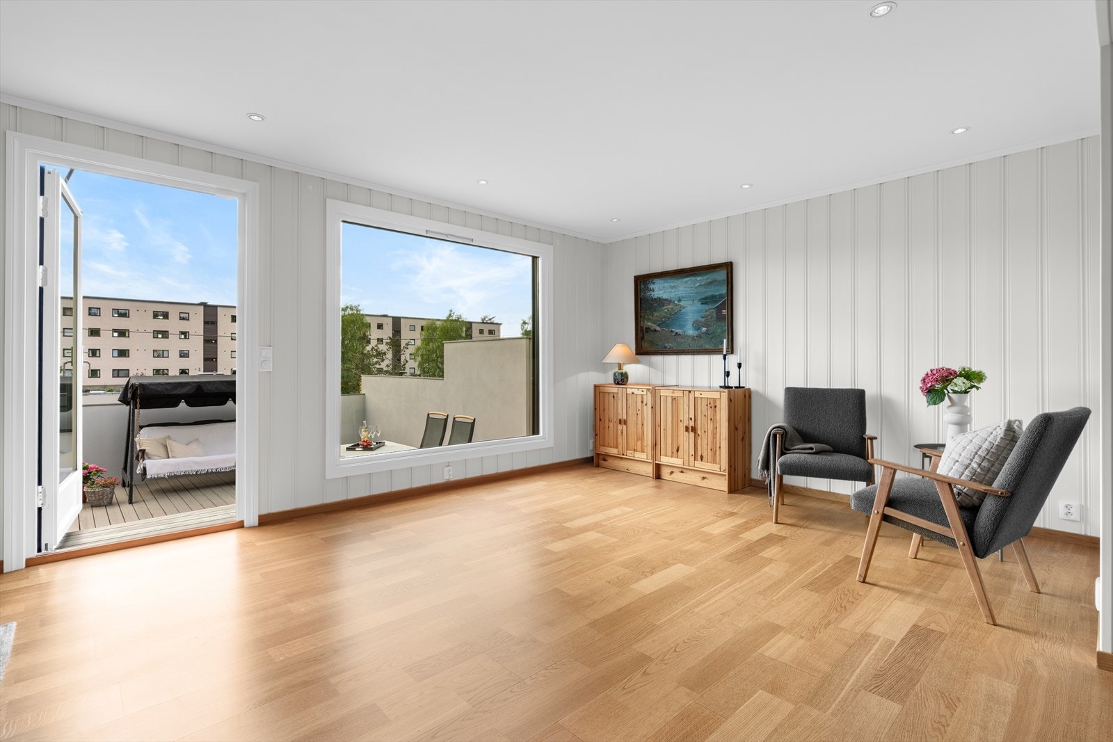 I 2014 fikk stuen nytt gipstak med downlights. Galleribilde