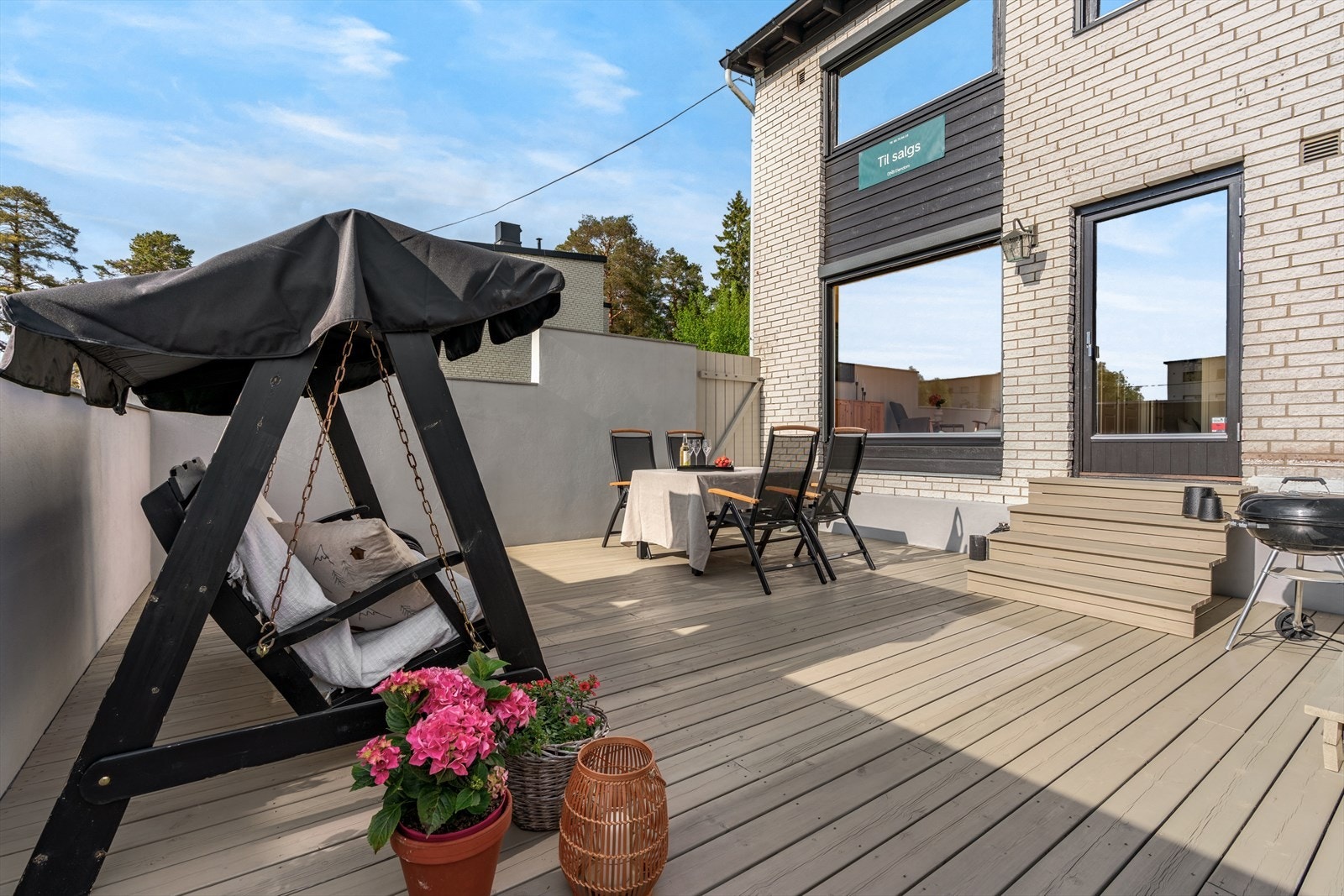Uteplassen er skjermet med en mur som ble pusset, malt og fikk topp i granittstein i 2018. Galleribilde