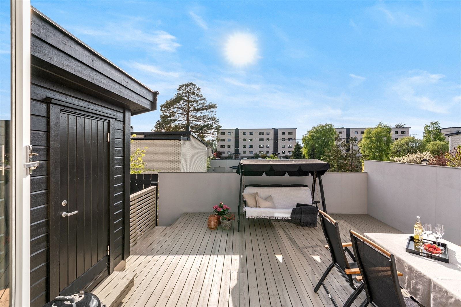 Dette selveide rekkehuset har en stor, vestvendt terrasse på ca. 31 m² med direkte utgang fra stuen. Galleribilde