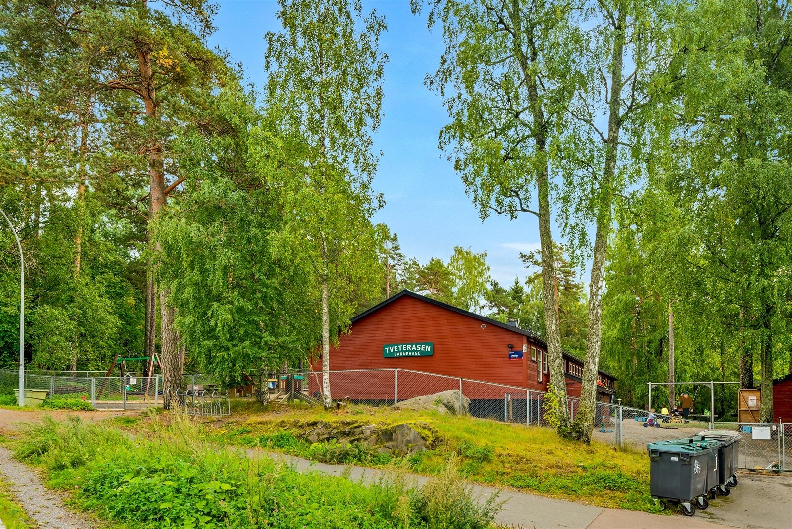Tveteråsen barnehage ligger kun få minutters gange unna, uten kryssing av trafikkert vei. Galleribilde