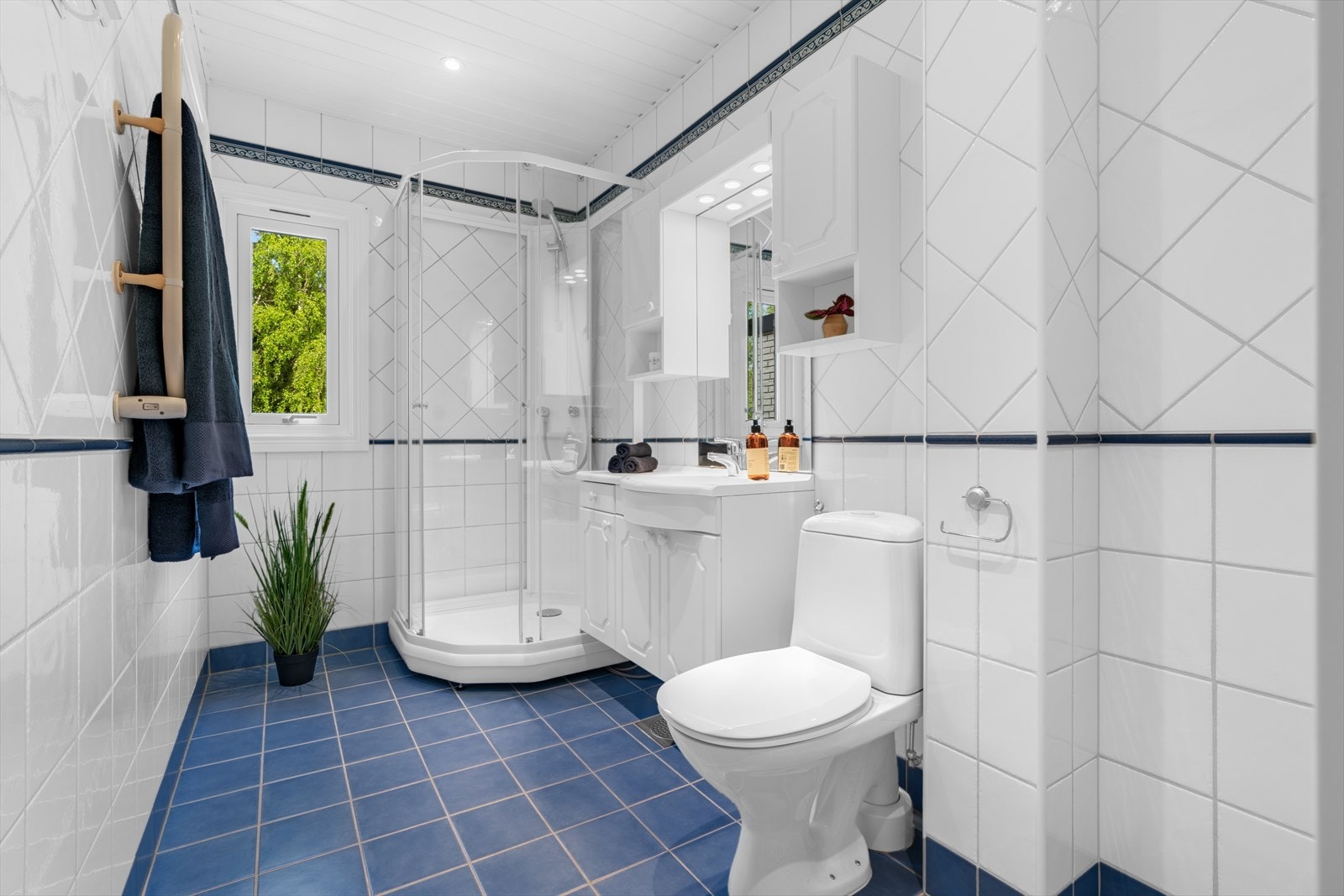 Badet i andre etasje har flislagt gulv med elektriske varmekabler og dusjkabinett. Galleribilde