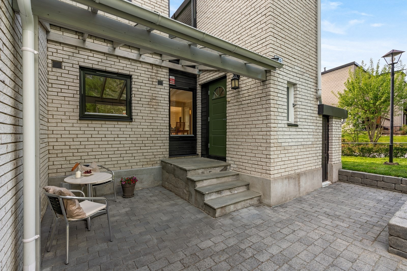 Velkommen hjem! Pent opparbeidet inngangsparti med trapp i betong belagt med trinnplater i granitt. Galleribilde