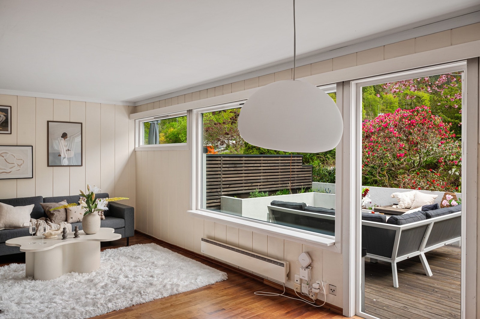 Fra stuen er det utgang til terrassen som ligger skjermet til Galleribilde
