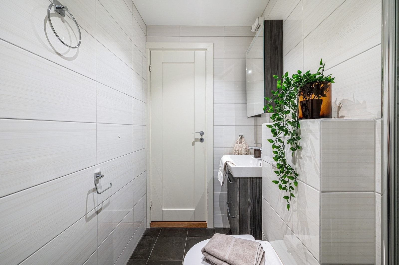 Badet har varme i gulv og spotlights i taket Galleribilde