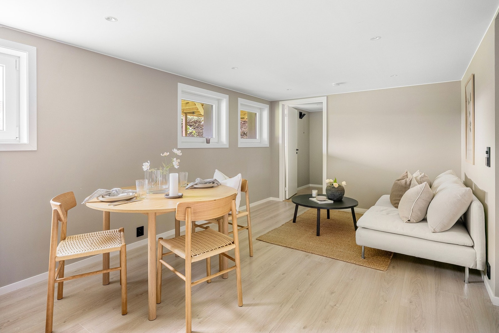 Hele kjelleren holder gjennomgående høy standard med moderne overflater, downlights og varmekabler i alle rom med unntak av bod og vaskerom. Galleribilde