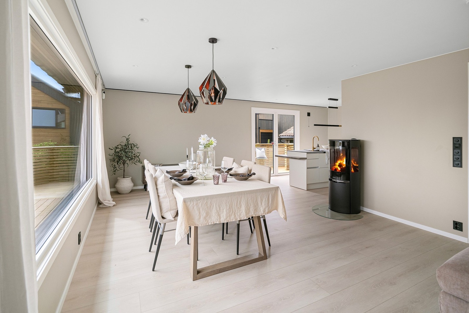 Her er det god plass til både sofagruppe og sosialt samvær, samtidig som løsningen mot kjøkken og spiseplass gir en åpen og moderne romfølelse. Galleribilde