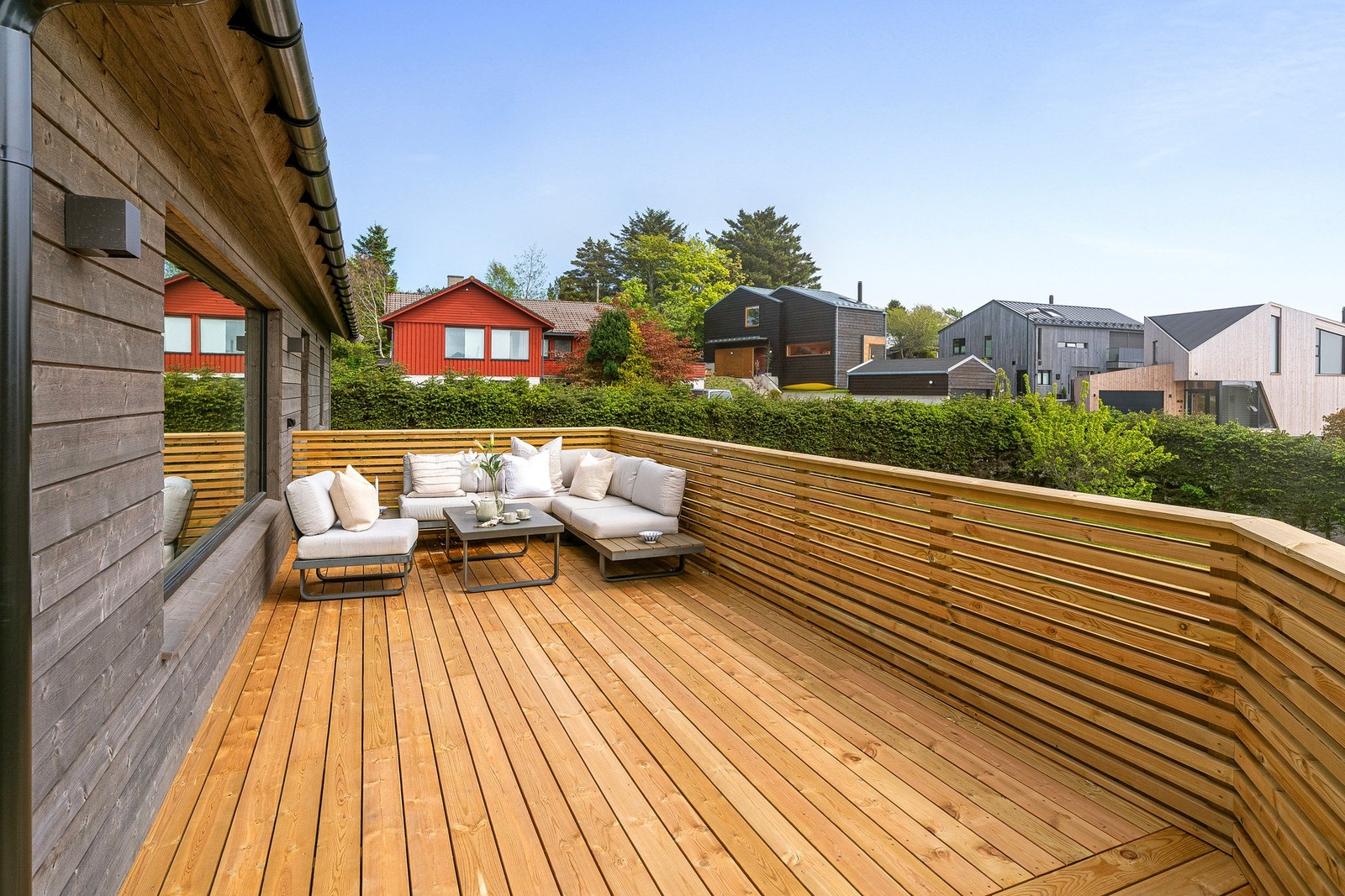 Terrassen gir god møbleringsfrihet og plass til å nyte måltider ute på fine dager. Galleribilde