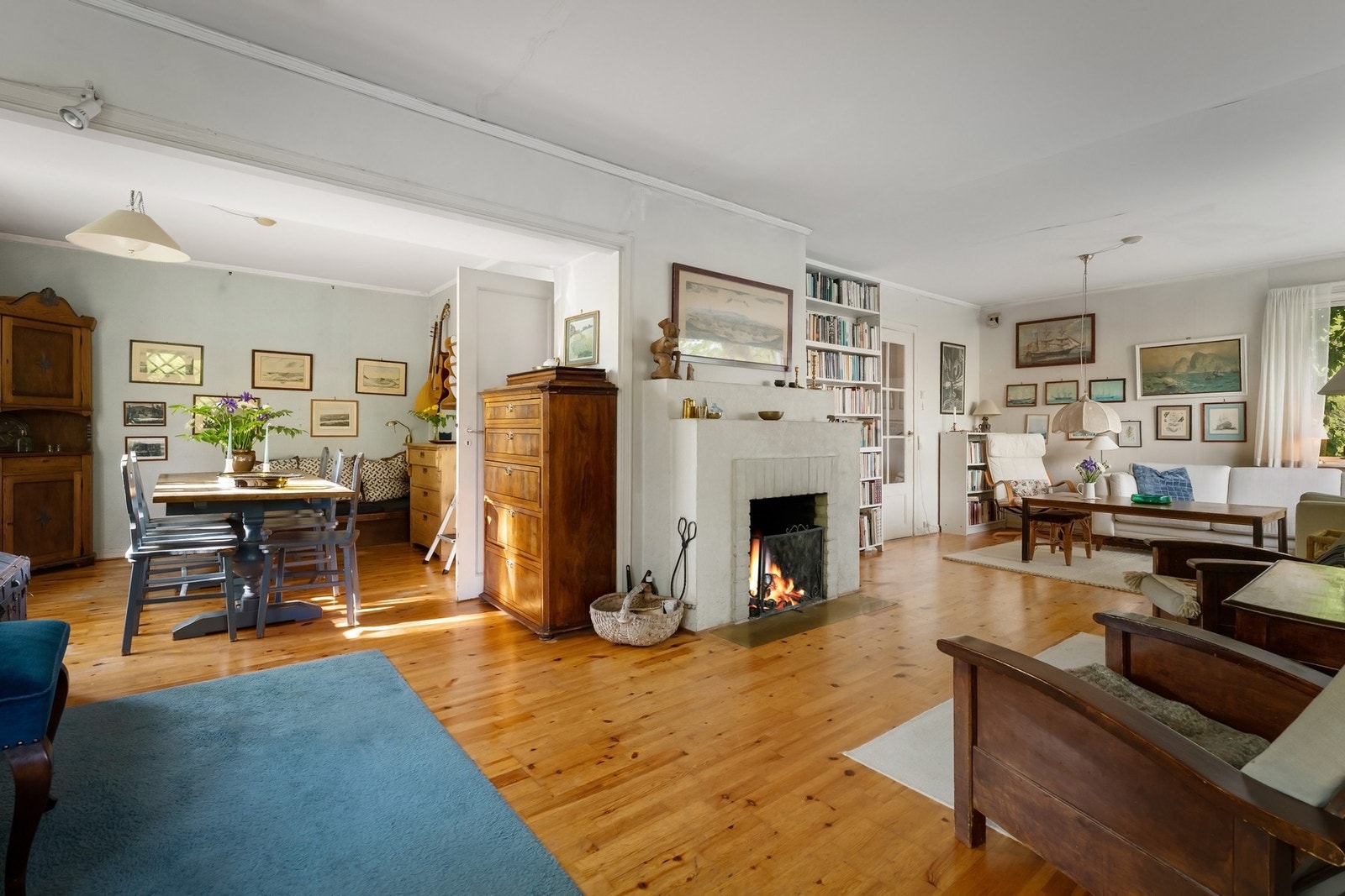 Stue i vinkel med fin plass til spisebord. Flott murpeis Galleribilde
