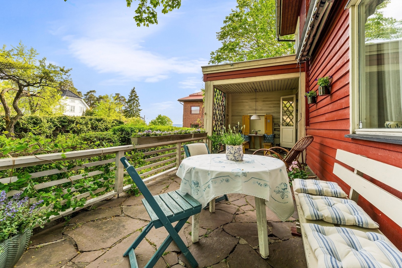 Terrassen er på ca. 23 m² og
delvis overbygget Galleribilde