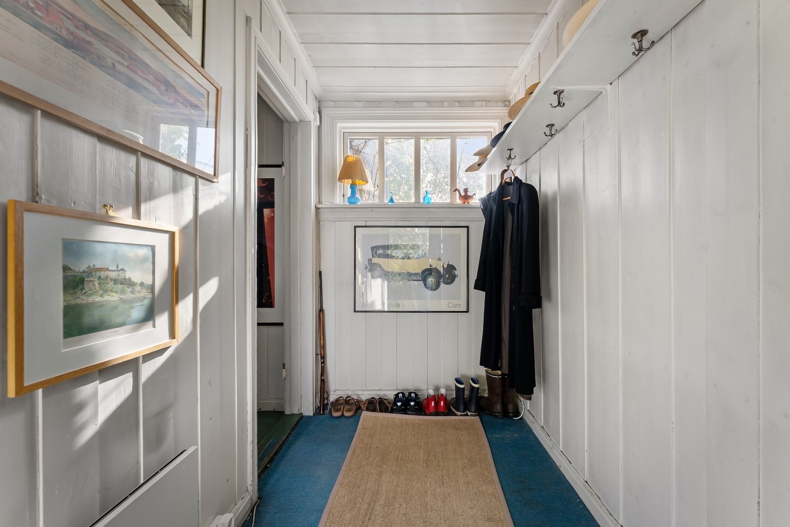 Entré med god plass til sko og oppheng av ytterklær Galleribilde