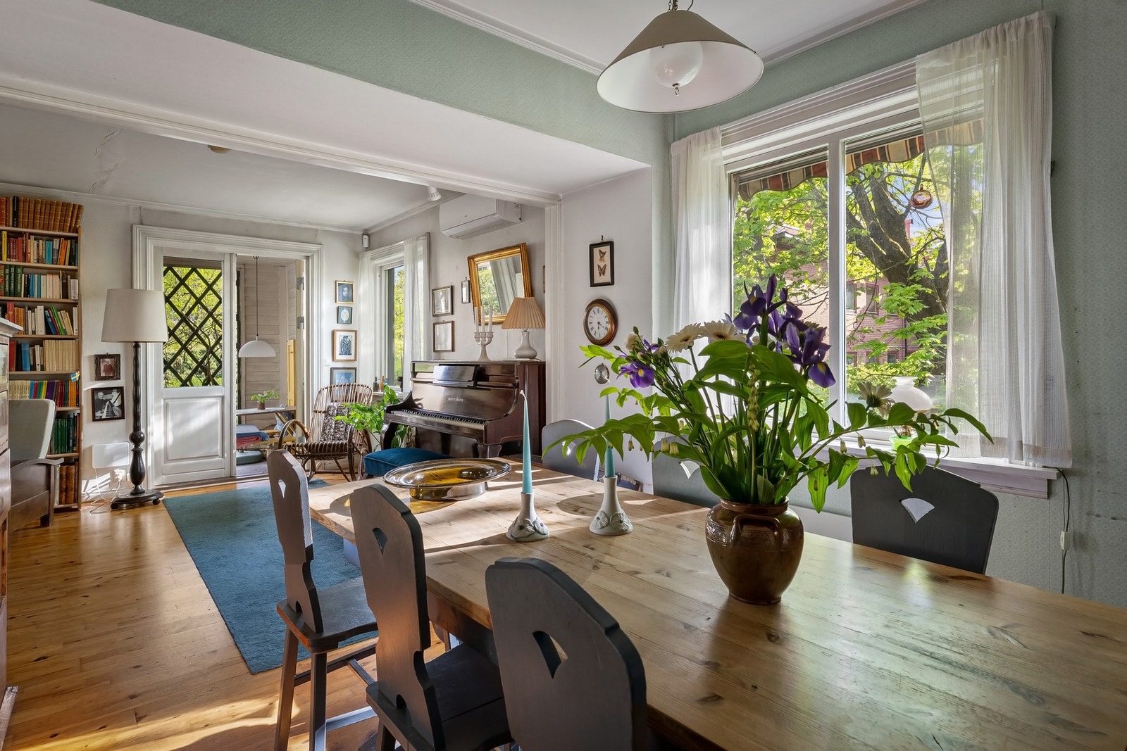 God plass til stort spisebord Galleribilde