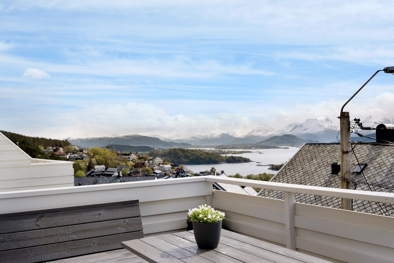 Flott utsikt over fjorden og Sunnmørsalpane Galleribilde