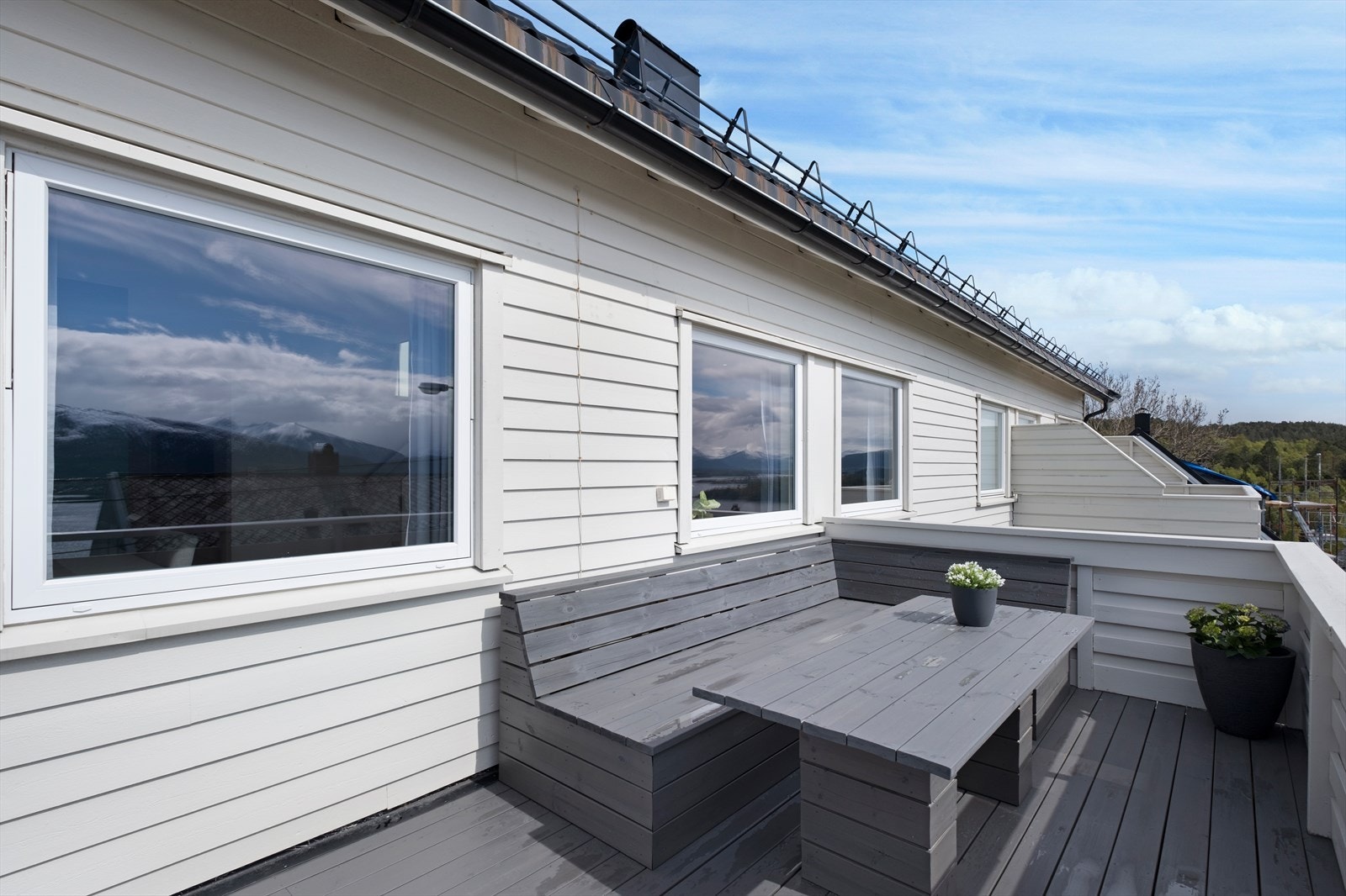 Veranda er oppført med bærende konstruksjon av tre, dekke av
terrassebord og rekkverk av tre. Galleribilde