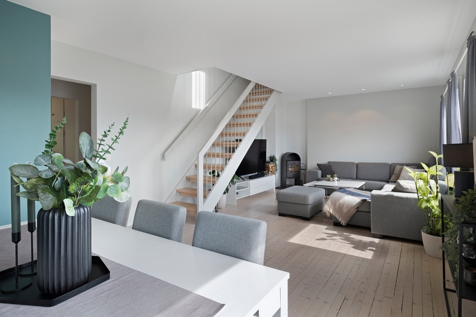 Stuen har god plass til både spisestue og sittegruppe. Her er også tilgang til loftet. Galleribilde