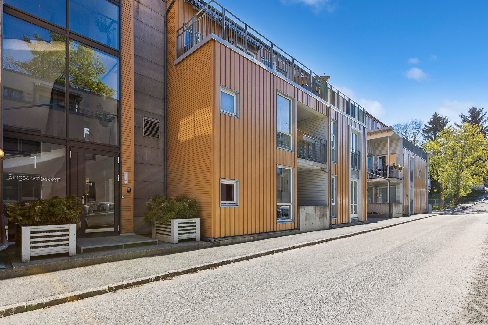 Sameiets fellestomt er flott opparbeidet med steinbelagte gangstier, hekk og prydbusker. Det er også mulig å dyrke egne grønnsaker i sameiets plantekasser. Galleribilde